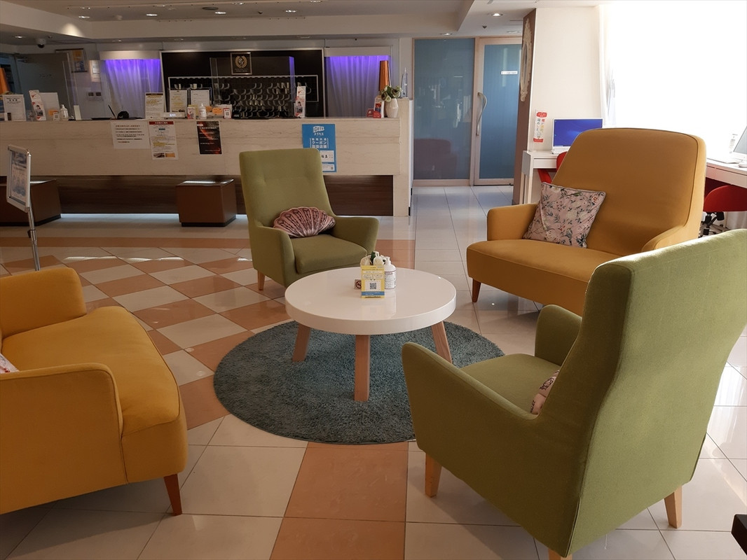 フロントとロビー。どことなく昭和チック。