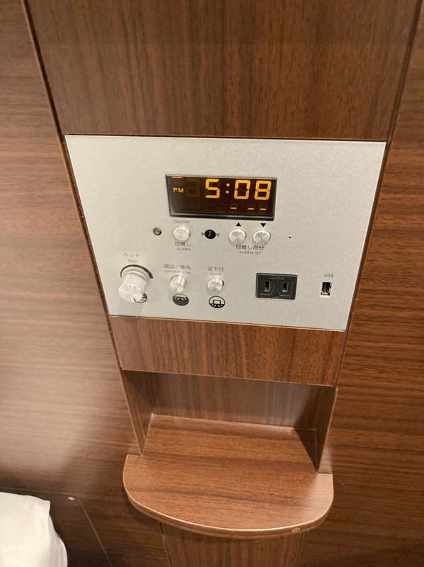 ベッドの頭にちゃんと充電できるコンセントとUSB