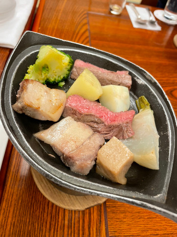 「湯沢東映ホテル」 料理 169880161 深雪もち豚の低温調理と牛ステーキの盛り合わせ