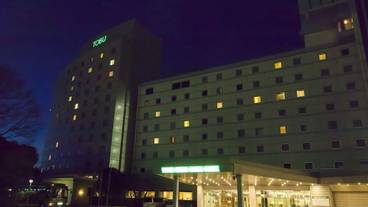 施設の正面 (日没後) / 2