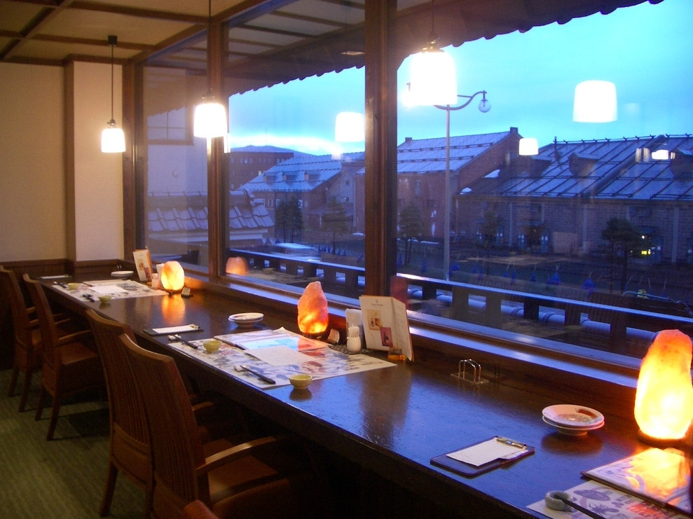 「ふる川」 内観 26492013 6席あるけど2組限定らしいカウンター席、運河が見えます。