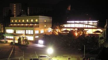 施設の正面 (日没後) / 1