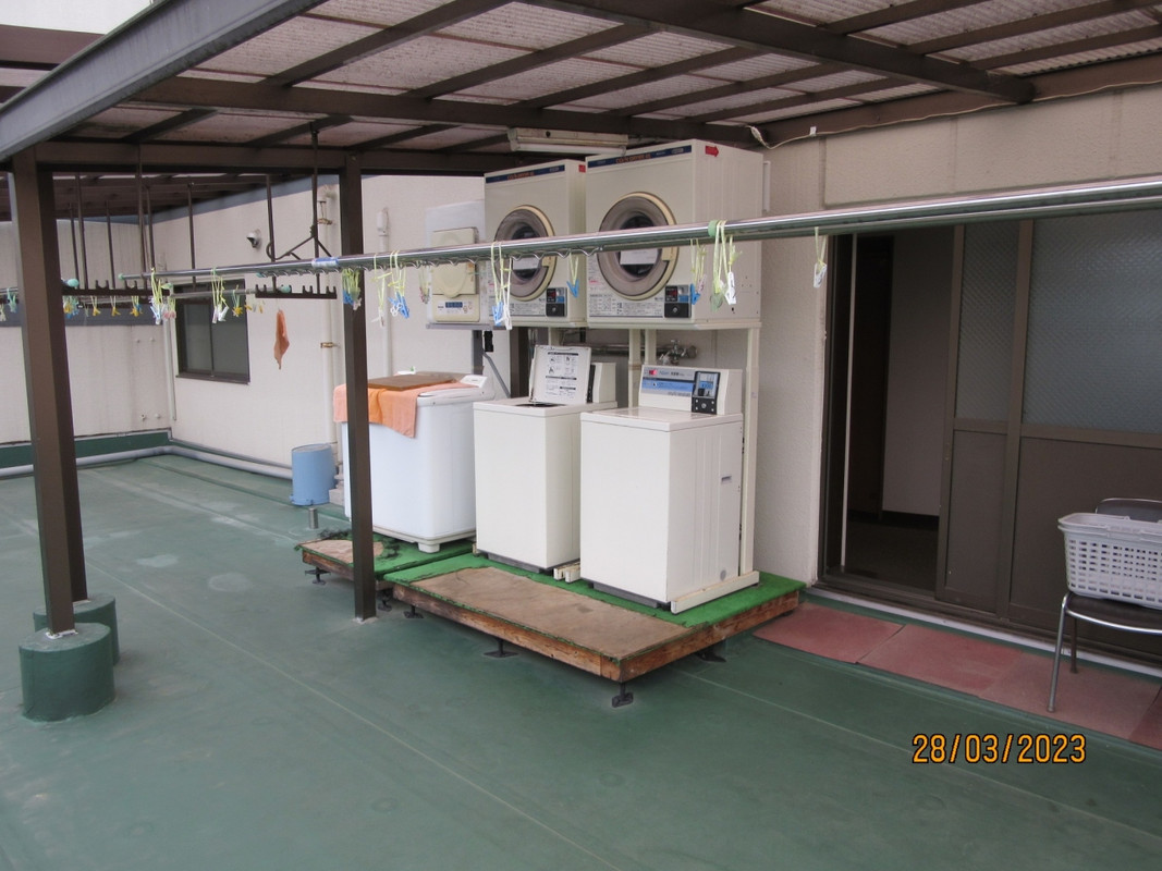 屋外にある洗濯施設。