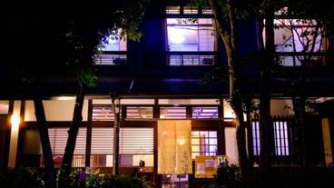 施設の正面 (日没後) / 3