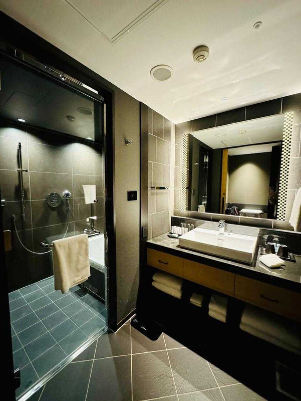 「スーペリアルーム」「ジュニアスイート」「ポルトムスイート」の客室風呂は温泉ではないものの、洗練されたデザインで高級感たっぷり。広さもあり、優雅な気分でバスタイムを楽しめそう / 1