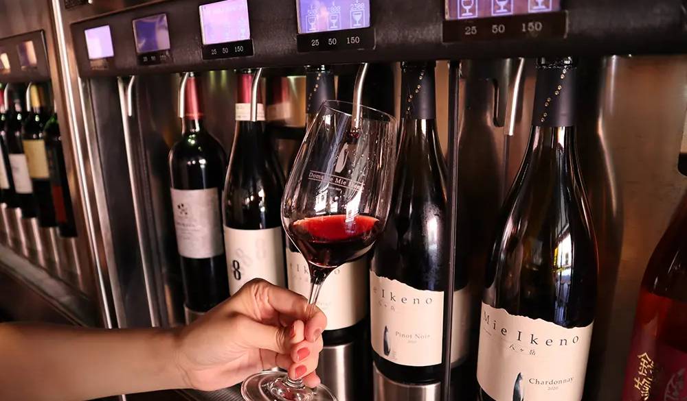 気になるワインをセルフスタイルで気軽に味わえるのが醍醐味のひとつです。少量の25mlからテイスティングできるので飲み比べしやすいのも◎