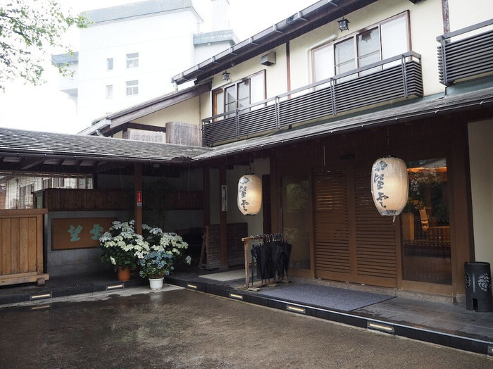 1599年創業の風格ある温泉宿。「湯畑」「西の河原公園」まで徒歩約5分と、観光も満喫できます