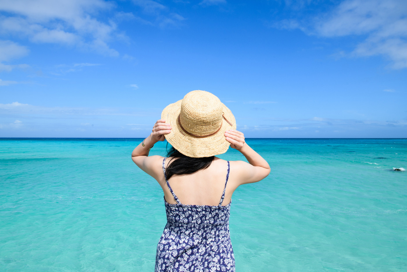 沖縄の海と女性　一人旅　