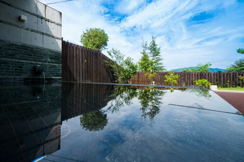 自然に囲まれたヴィラで、香り高い薪き火料理を味わう3652019