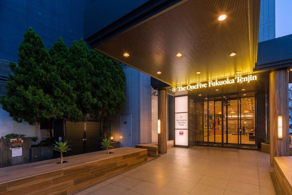 施設の正面 (日没後)