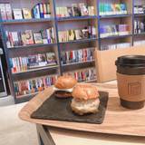 お楽しみの朝食は
2種のミニバーガー / 4