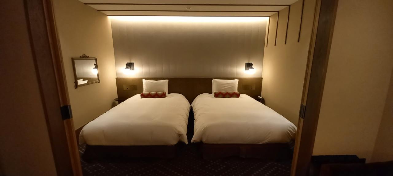 寝心地良いベット扉が閉まり調光ライトUSB差込