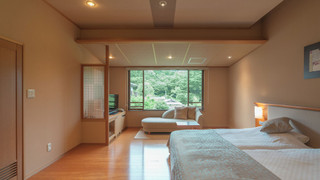 [和風庭園一望 2階和洋室] 源泉掛流し半露天風呂