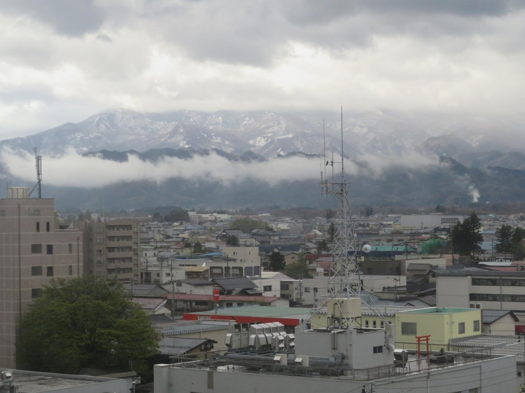 ...遠く雪山を望む眺めはよし。