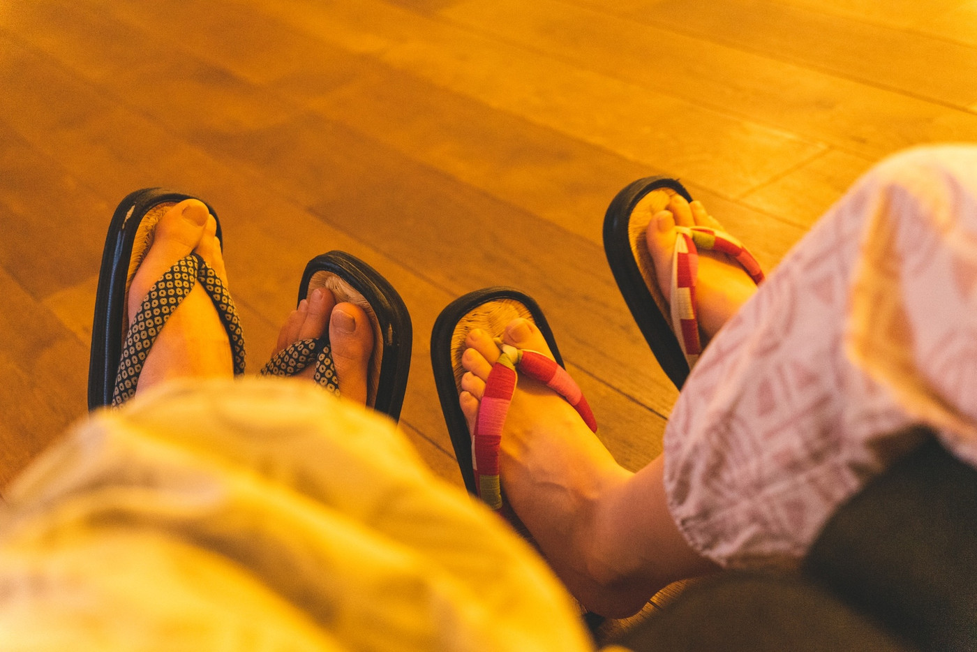 温泉上がりに休憩している2人