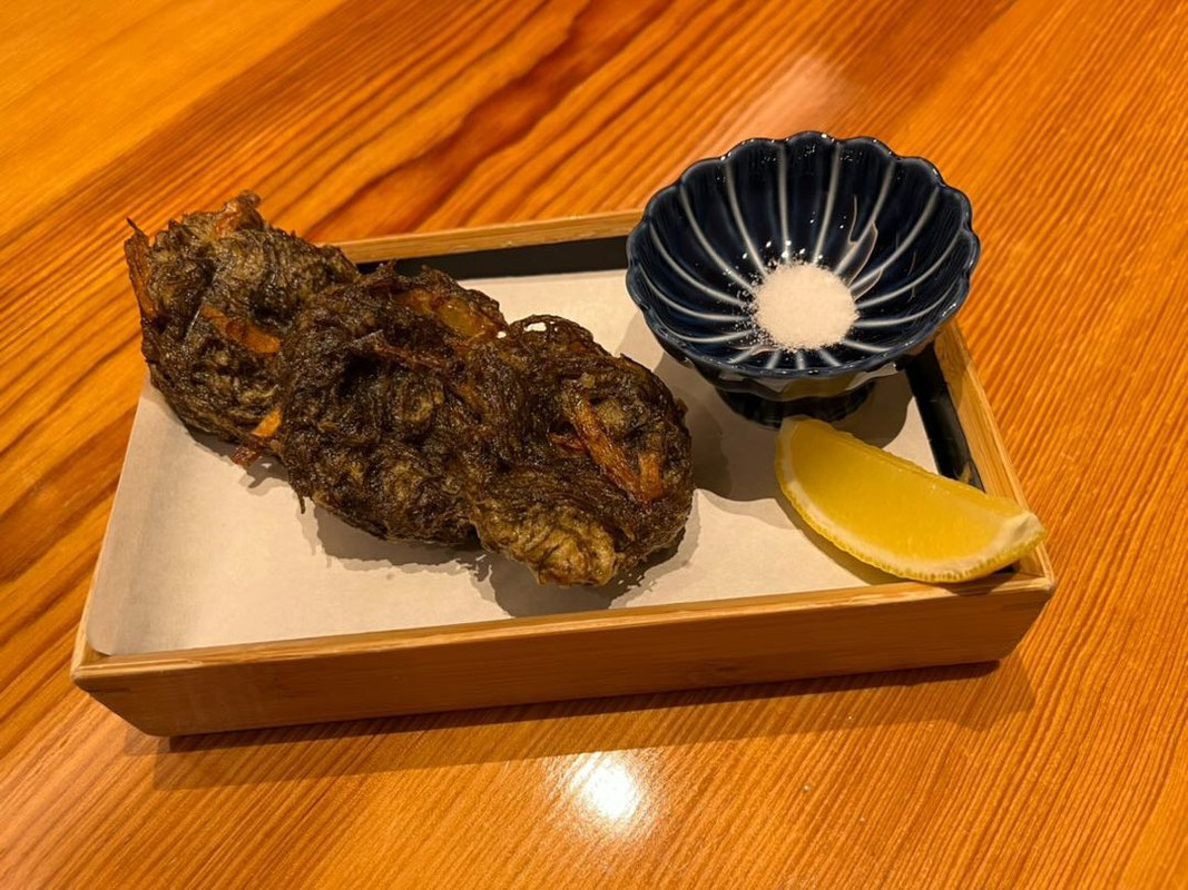 もずくの天ぷら。さくっとしていて食べ応え満点 / 2