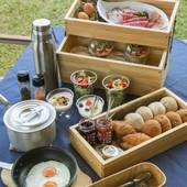 妙義温泉 妙義グリーンホテル＆テラス（群馬県 リゾートホテル）：テントサイドのリビングスペースで楽しめる、ボックス入りのおしゃれな朝食セット一例。朝焼けの空を眺めながら頂くパンやコーヒーは、格別のおいしさ。
●朝食時間： 6:30〜9:00
●こんな人におすすめ／手軽にアウトドア気分を満喫したい人 / 3