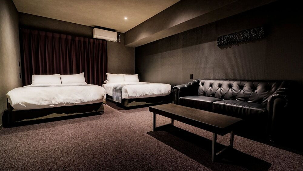 ダブルベッドを2台並べたツインルームで、ラグジュアリーな滞在を4006619