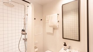 スタジオ シングルベッド 2 台 (Side by Side)