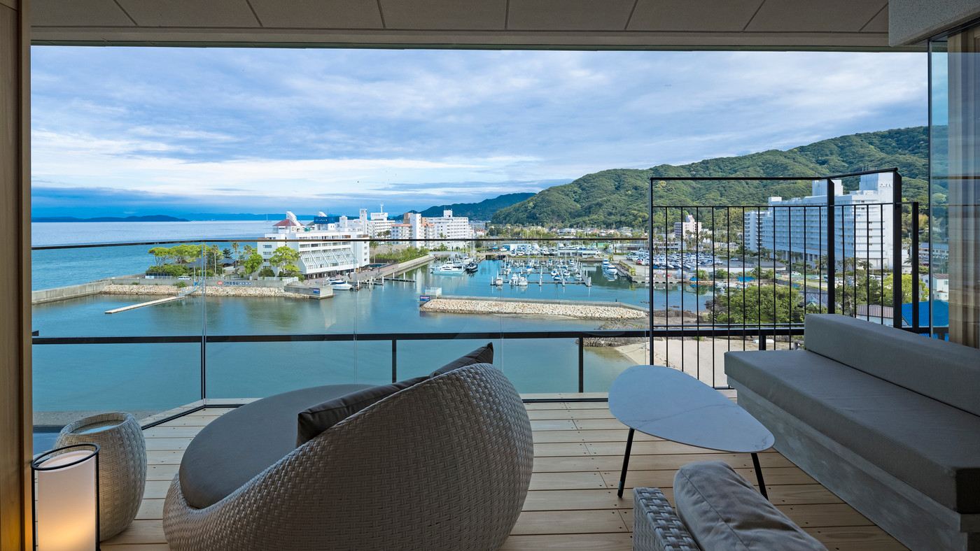 夕日に染まる海や朝日にきらめく海…。時間によって変わる絶景を2人占め4261955