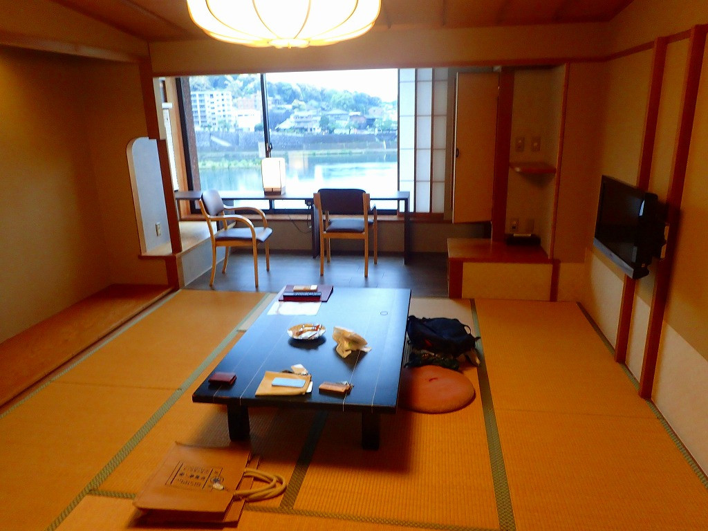 十畳の和室。窓際に板の間もあり、広く感じた
