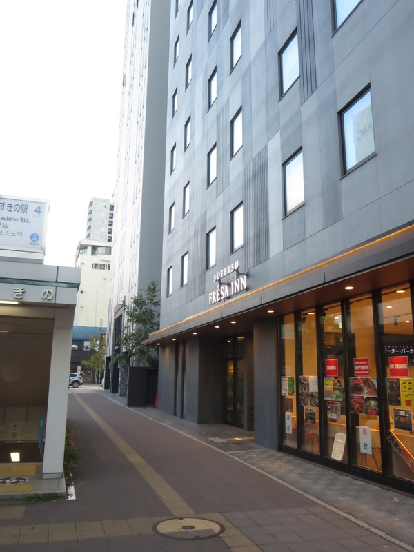 豊水すすきの駅(左手の昇降口)のよきにある相鉄フレッサイン