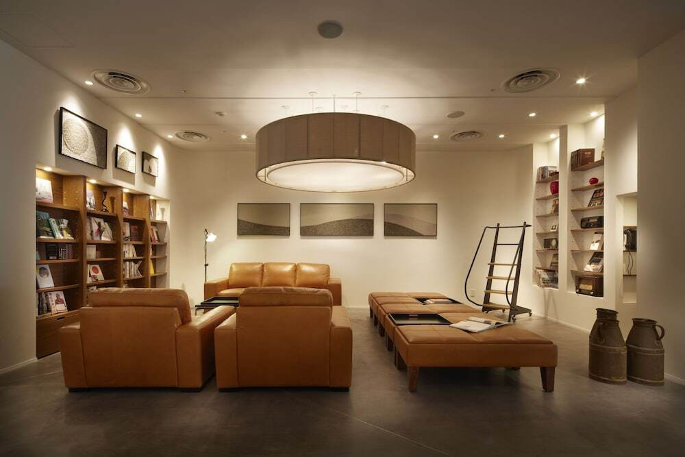 ほっと心安らぐ…間接照明に照らされたムーディな空間3844500