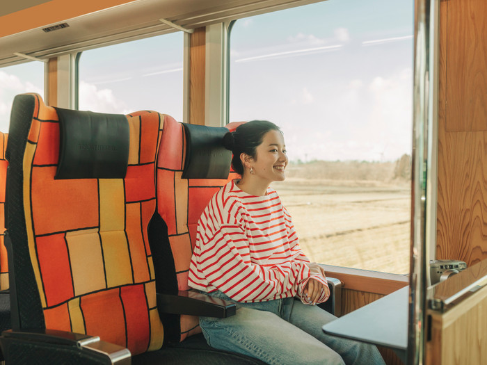 色鮮やかでかわいい車内に思わず笑みがこぼれます♪