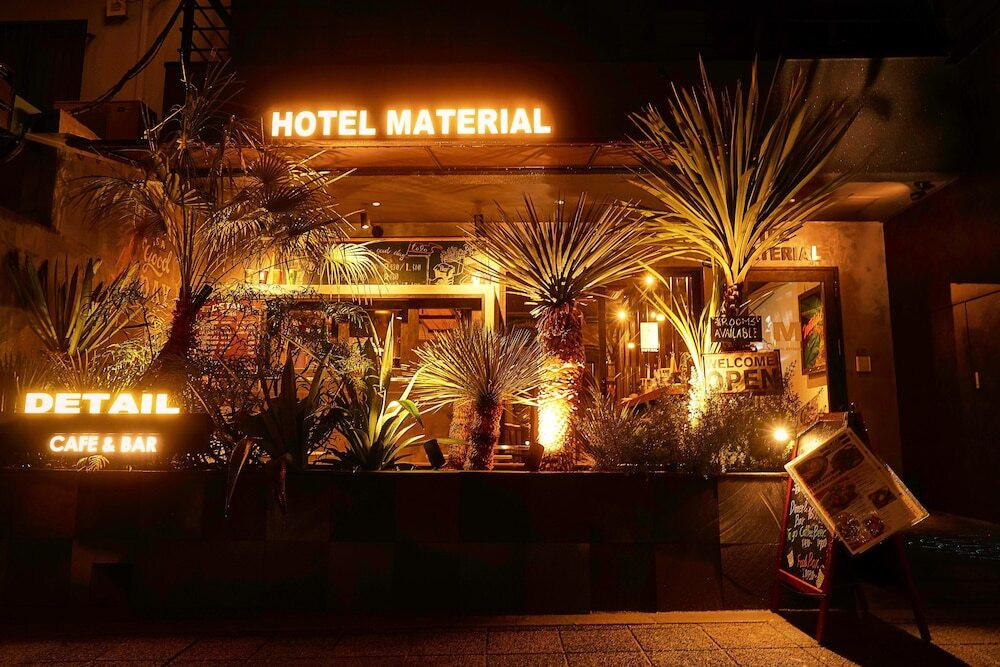 施設の正面 (日没後)