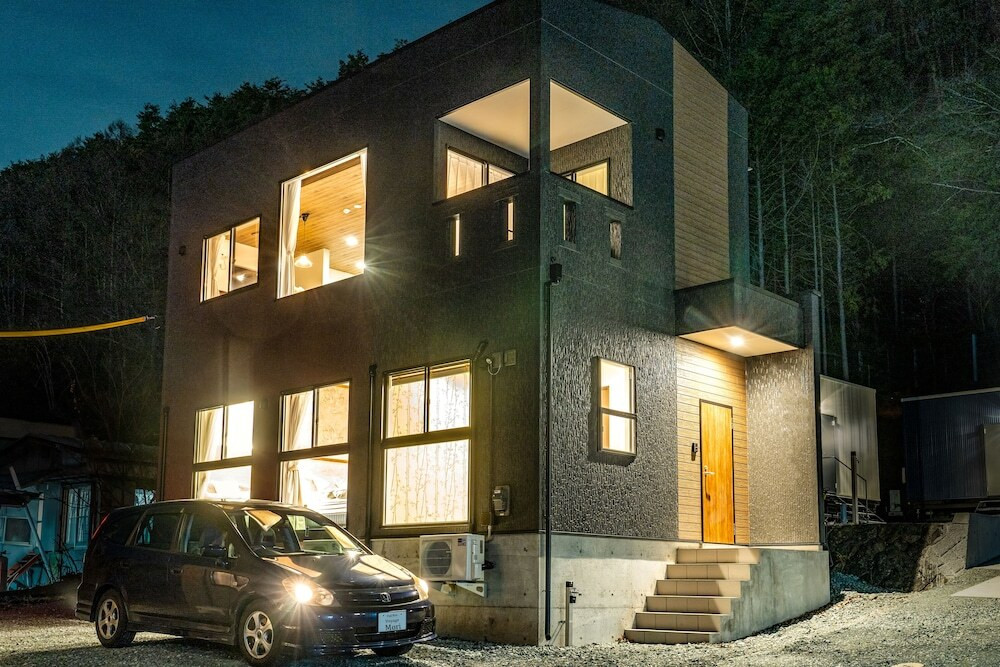 施設の正面 (日没後)