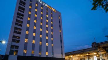 施設の正面 (日没後) / 3