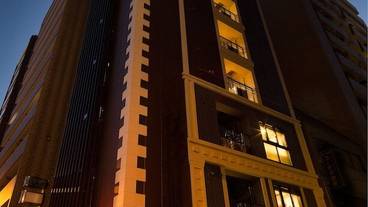 施設の正面 (日没後) / 1