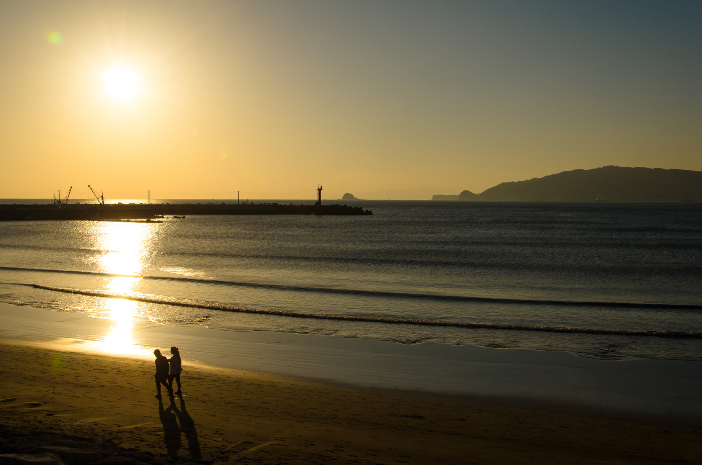 夜明けの海岸を歩くカップル　静岡県伊東市宇佐美　