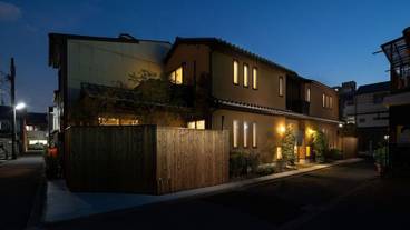 施設の正面 (日没後) / 3