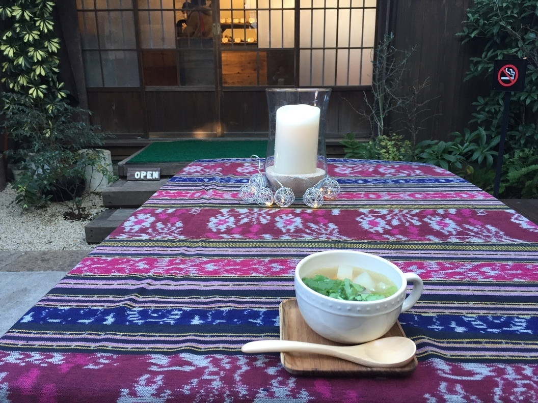 「OshiOlive （おしおりーぶ）」料理 737459 中庭でほっこり