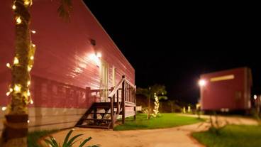 施設の正面 (日没後) / 2