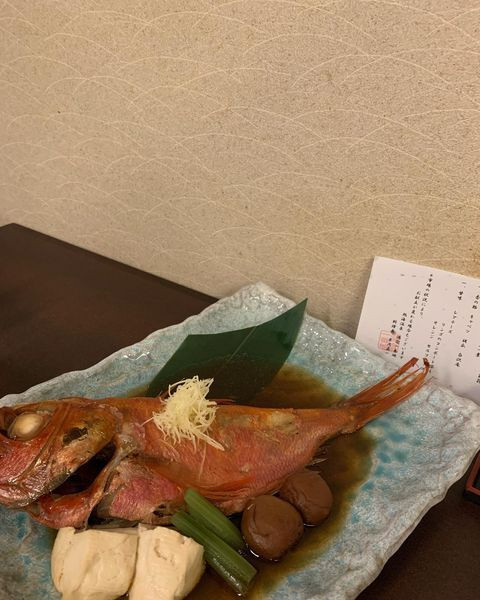 霜降り和⽜溶岩ステーキと⾦⽬鯛のあたみ煮がメインの懐⽯料理を⾷べました。