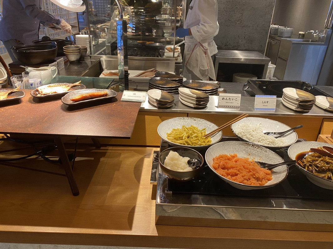 ライブキッチンで干物を焼いてくれます
