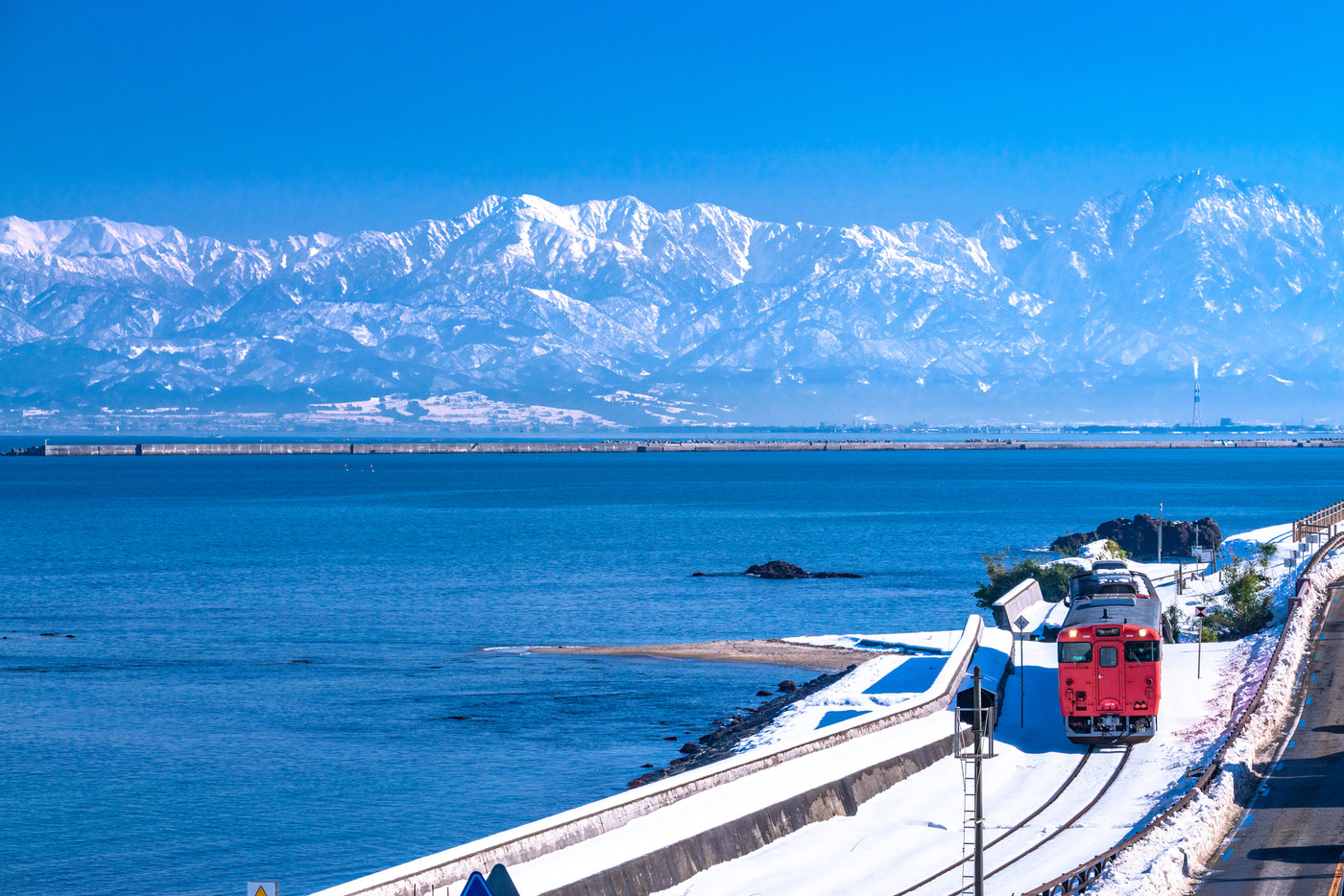 《富山県》冬の立山連峰と氷見線・絶景ローカル線