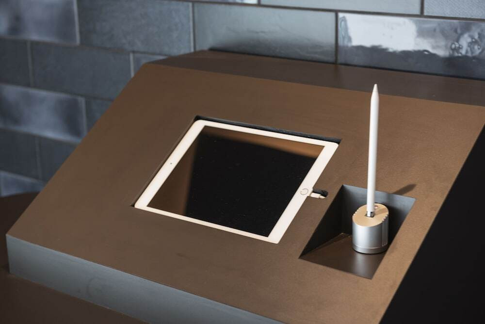 チェックイン / チェックアウト キオスク