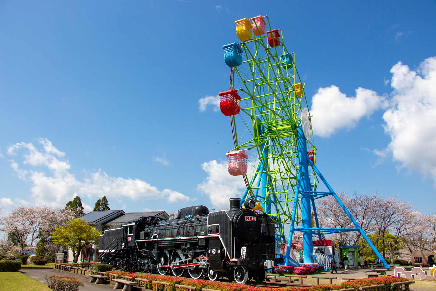 鹿児島県霧島市の城山公園の蒸気機関車と観覧車　