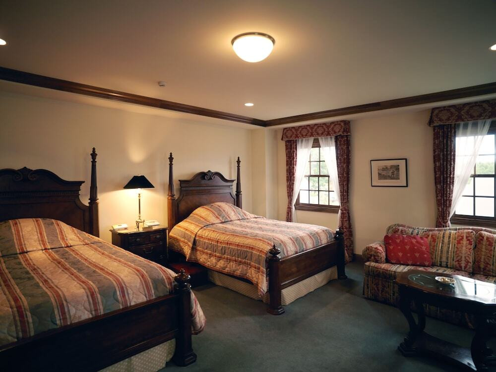 重厚なインテリアの客室に心がほっと温まる3701102