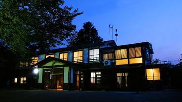 施設の正面 (日没後) / 3