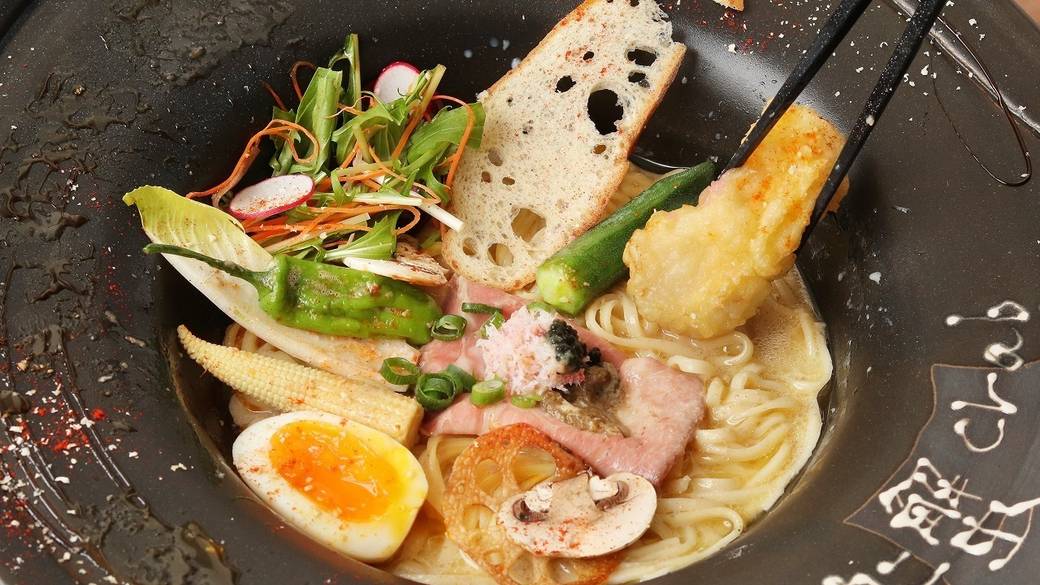 旅の始まりは新感覚の
“フレンチラーメン”から / 2