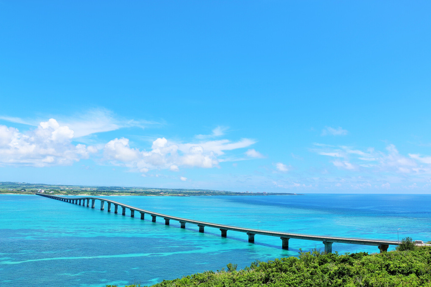 沖縄　夏の青空と海　来間大橋と海
