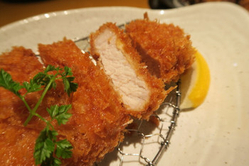 「○かつ亭 西武池袋店」料理 1074581 黒豚ロースかつ膳　断面