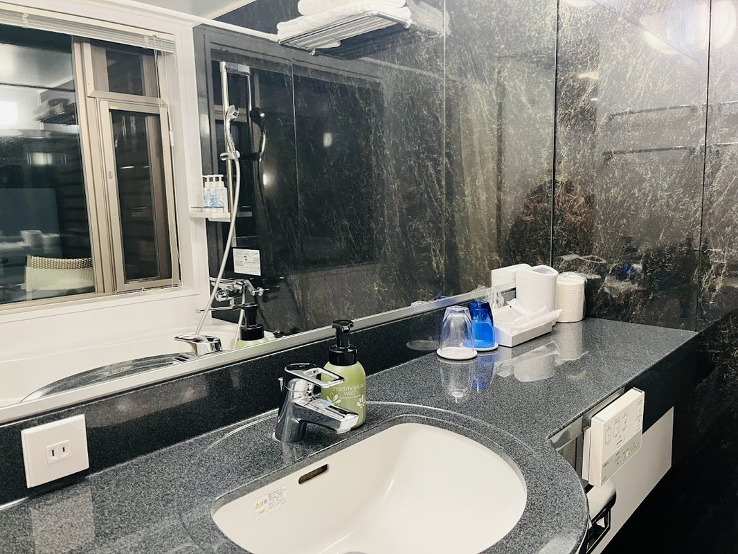 客室の洗面台はゆったりとしたサイズで、"私のスキンケアグッズをたくさん置いても窮屈さがなかったです。”とicotto_ynさん。旅先でものびのびと身支度をできるのが嬉しい / 4