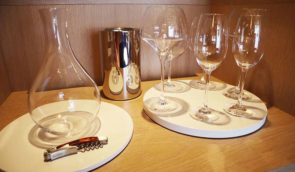 客室にはワイングラスやカラフェもしっかり準備されていて、「ワインリゾート」がどこまでも楽しめます。