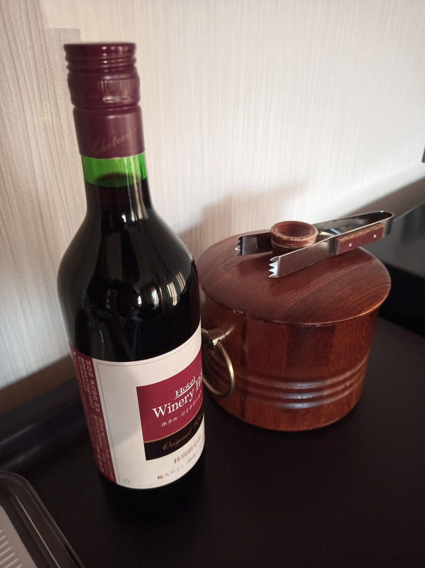 部屋にはワイン