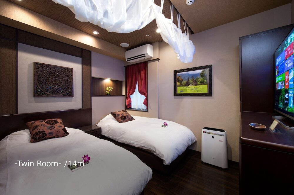 ベッドで話す女性